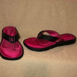 Black and pink Nike flip flops